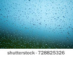 玻璃窗上滑下的雨水